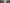 Ein Mann der mit einem weisser Mode aus Hanf in einem Tunnel posiert