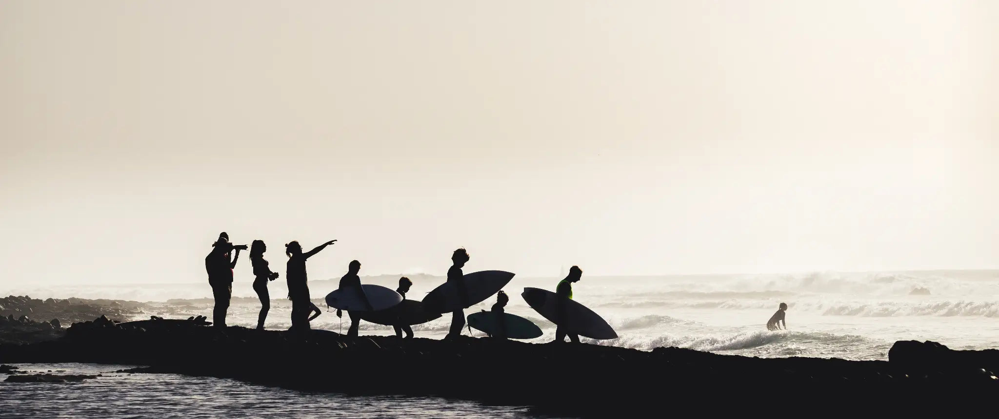 Surfer an einem Strand mit Surfbrettern